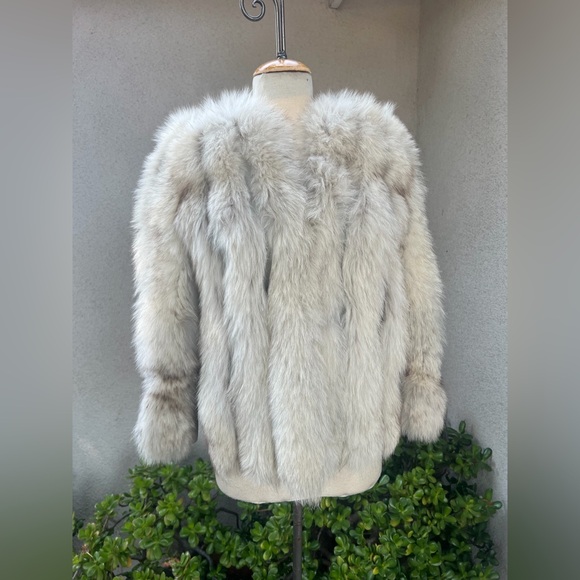 Vintage fur grey leather jacket so S/M lined and pockets no...